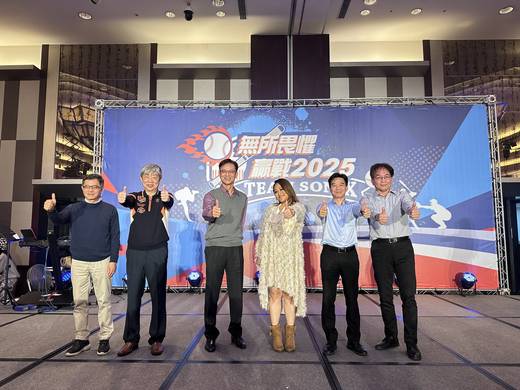 無所畏懼・贏戰 2025｜六個人在棒球主題的主視覺背板前比讚。