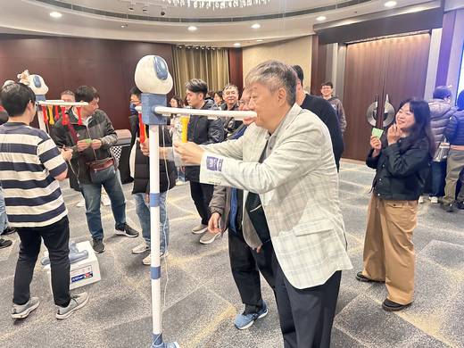 開場的闖關遊戲｜宴會廳外的關卡，輪流上場對付那台裝了彈簧的機器人。