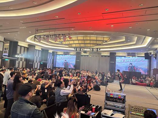 紅光下的表演｜全場舉起手機，紅色燈光掃過整個天花板。